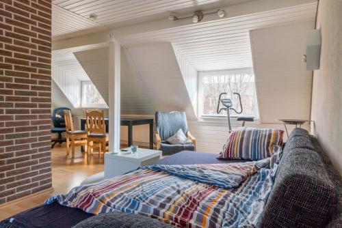 een slaapkamer met een bed en een woonkamer bij Private Apartment in Hannover