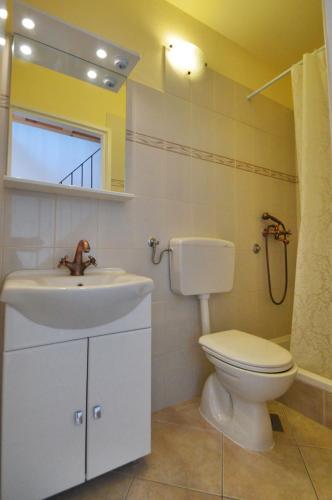 a bathroom with a sink and a toilet at Villa Carmen in Sali