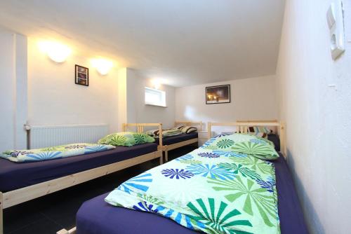 ハノーファーにあるPrivat-Souterrain-Apartmentの小さな部屋のベッド2台 サイドサイドサイドサイドサイドサイドサイド付