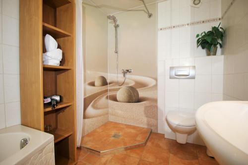 Un baño con bañera, inodoro y lavabo. en Gästehaus Kön, en Zeltingen-Rachtig