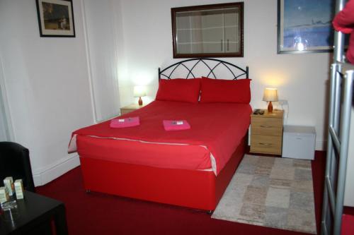 A bed or beds in a room at Liverpool Lodge 