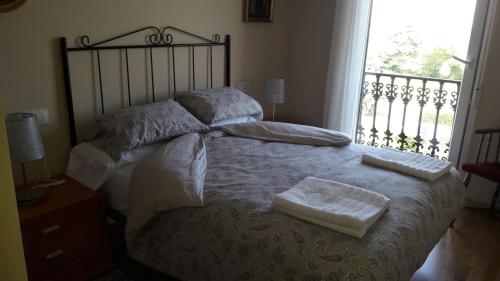 a bedroom with a bed with two towels on it at Panoramico Playa de Altar I in Barreiros
