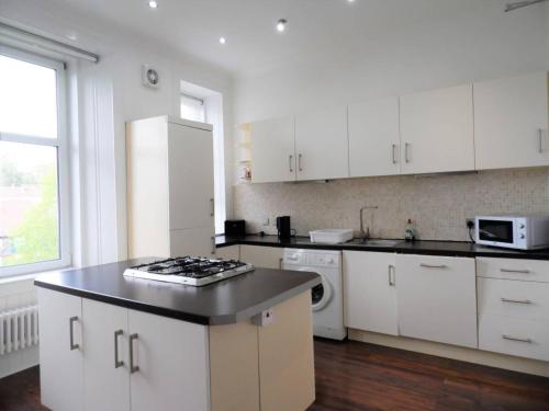 Kjøkken eller kjøkkenkrok på 4 Bed Apartment, Paisley - Near GLA Airport