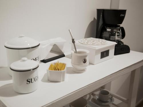 Comodidades para preparar café e chá em Studio Esmeralda
