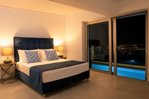 Schlafzimmer mit einem Bett und Stadtblick in der Unterkunft NV Illusion in Chania