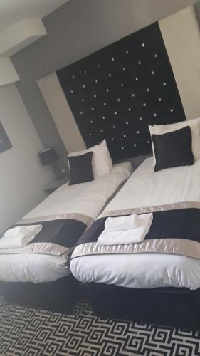 The Castle Hotel Neathにあるベッド