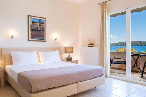 A bed or beds in a room at Thalassa Apartments