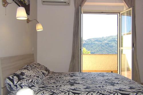 sypialnia z łóżkiem i dużym oknem w obiekcie Relax sul Lago w mieście Genzano di Roma