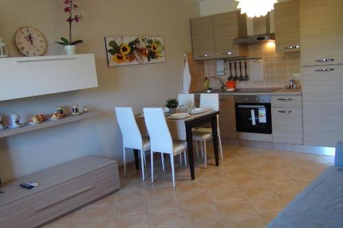 eine Küche mit einem Tisch und Stühlen im Zimmer in der Unterkunft Relax sul Lago in Genzano di Roma