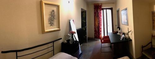 エンナにあるL'Arca di Noèのベッドルーム1室(ベッド1台付)、リビングルーム1室が備わります。