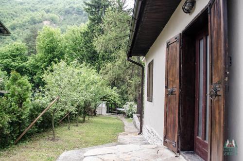 Κήπος έξω από το Lodge Zbilje Visoko, Bosnian Pyramids