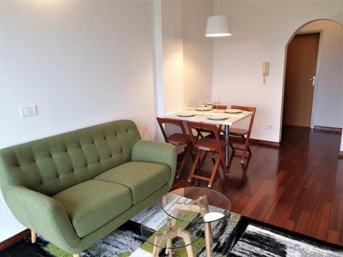 - un salon avec un canapé et une table dans l'établissement Apartments Aurora near beach, à Medulin