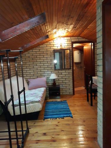 1 dormitorio con litera y espejo en Djukic apartments en Budva
