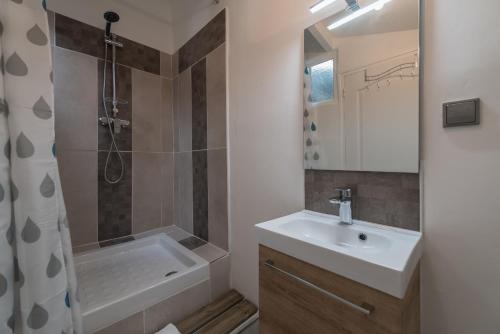 une salle de bain avec un lavabo et une douche dans l'établissement Les Jardins De L´Ecusson - Première Conciergerie, à Montpellier