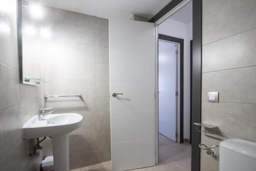 La salle de bains est pourvue d'un lavabo et d'une douche. dans l'établissement Trebol One Apartments By Mc, à Benidorm