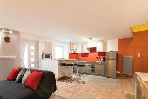 sala de estar con sofá y cocina en COSY HOME PERIGUEUX en Périgueux