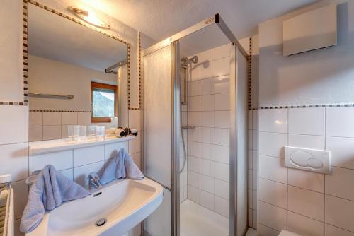 a bathroom with a sink and a shower at Jennys Huamatl in Serfaus