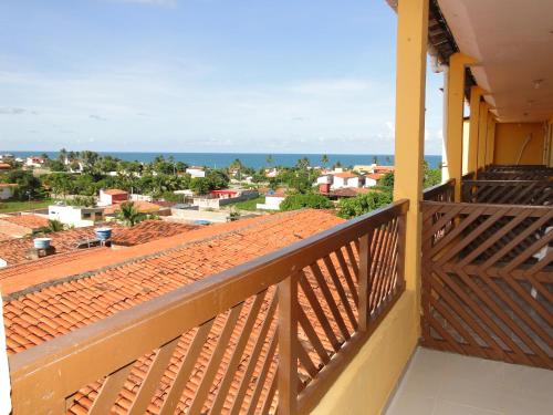 een balkon met uitzicht op de oceaan bij Pousada Recanto da Enseada in Cabo de Santo Agostinho