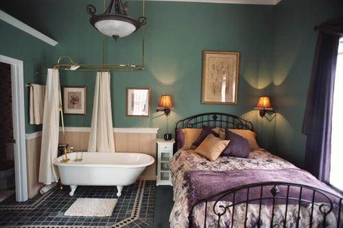 Ένα ή περισσότερα κρεβάτια σε δωμάτιο στο Pescadero Creek Inn