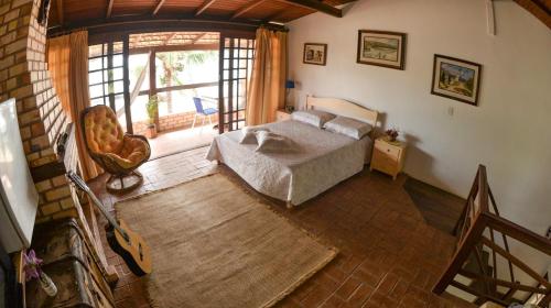 1 dormitorio con cama y ventana grande en Recanto dos Machados en Saudades