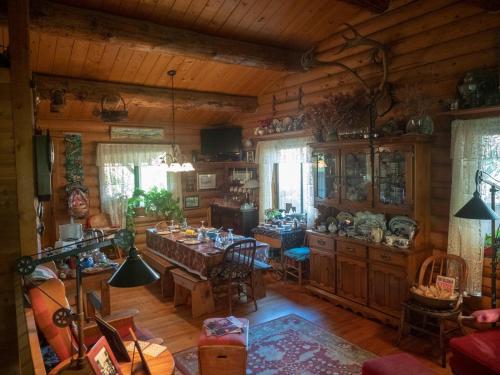 una sala de estar con una mesa en una cabaña de madera en Canyon Wren Bed and Breakfast, en Bluff