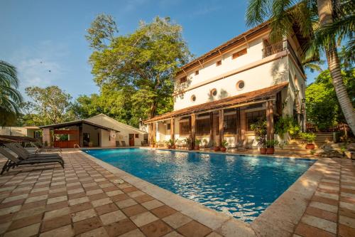 a swimming pool in front of a building at Mayaland Hotel & Bungalows in Chichén-Itzá