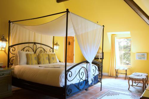a bedroom with a canopy bed in a room at Wedmore Place in Williamsburg