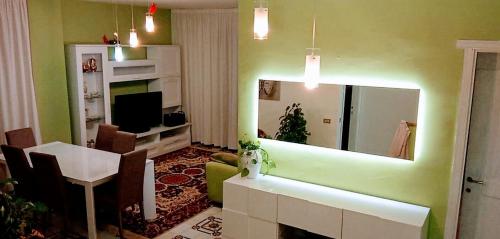 sala de estar con un espejo grande en la pared en Via Genova Apartment, en Olbia