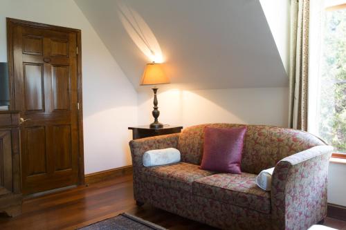 a living room with a couch and a lamp at Wedmore Place in Williamsburg