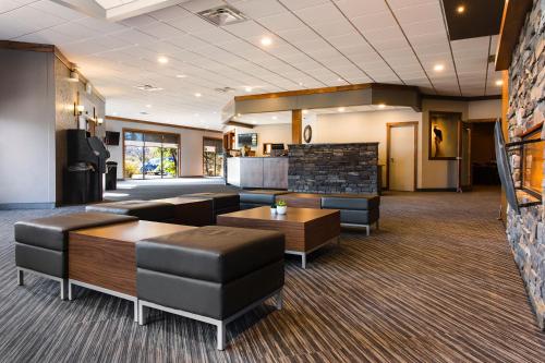 Una cocina o zona de cocina en Days Inn & Conference Centre by Wyndham Prince Albert