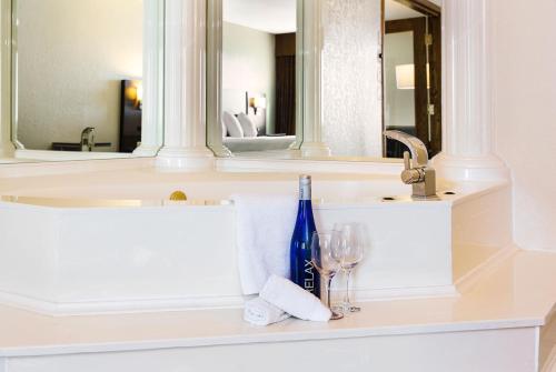 Un baño de Days Inn & Conference Centre by Wyndham Prince Albert
