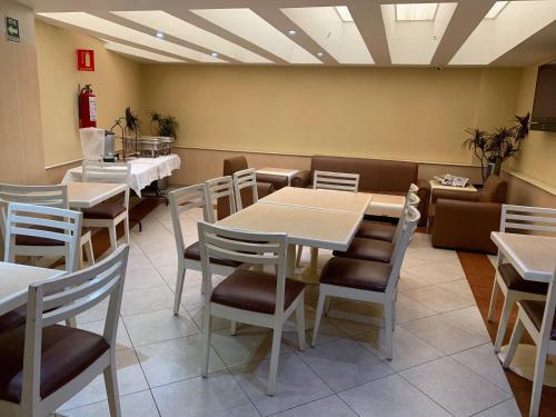 a restaurant dining room with tables and chairs at Hotel Atlante in Mexico City