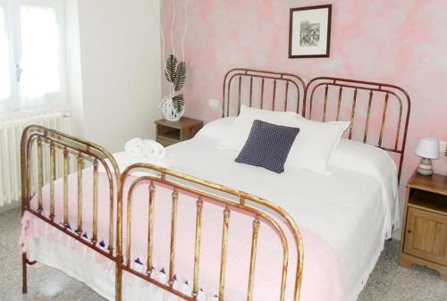 una camera da letto con un letto con lenzuola bianche e cuscini blu di Resort Pietra Bianca a Noci