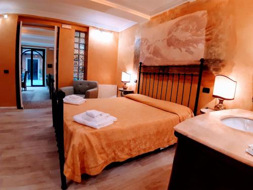 Habitación de hotel con cama y lavabo en Hotel Villa Antica Tropea, en Tropea