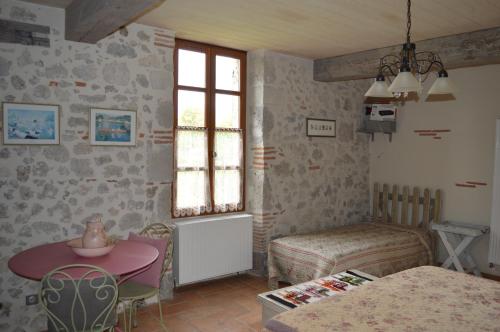 a small room with a table and a window at Ellesmere in Bazens