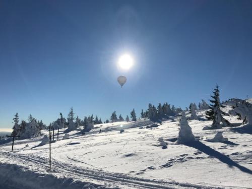 a hot air balloon flying over a snow covered slope at Ferienhaus Kirchturmblick bei Quedlinburg in Hoym