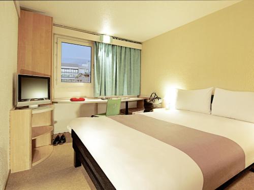 Hotel ibis Guimaraes tesisinde bir odada yatak veya yataklar