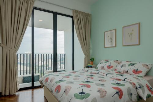 喬治市的住宿－The Landmark Condo, by Sanguine，一间卧室设有一张床和一个大窗户