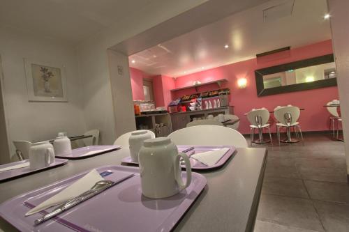 Una cocina o cocineta en Timhotel Paris Gare de Lyon