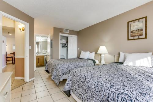 een hotelkamer met twee bedden en een badkamer bij Scenic Views from the balcony at Ocean Forest Plaza Condos in Myrtle Beach
