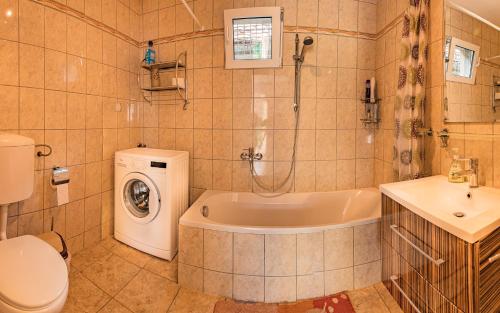 Ένα μπάνιο στο Gabi's Home #1