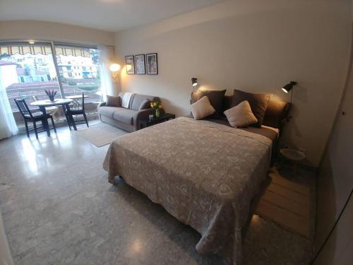 Ένα ή περισσότερα κρεβάτια σε δωμάτιο στο Studio avec Parking Privé au Cœur de la Ville