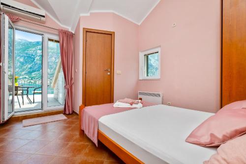 een slaapkamer met 2 bedden en een balkon bij Apartments Jankovic in Kotor