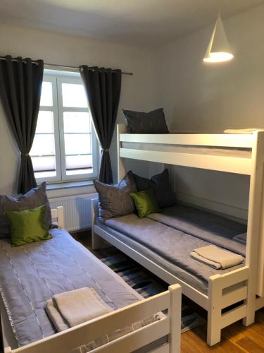 Ein Etagenbett oder Etagenbetten in einem Zimmer der Unterkunft Apartament Morena