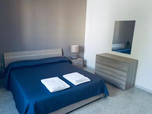 マティーノにあるAppartamento Via del Mareのベッドルーム1室(ベッド1台、タオル2枚付)