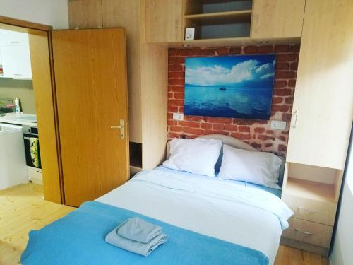 Una cama o camas en una habitación de Sirma's Unique Artsy Modern Quiet 1-Bdrm in the Heart of Skopje