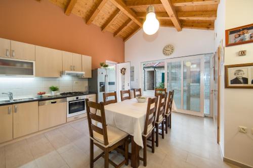 Kuchyň nebo kuchyňský kout v ubytování Holiday House Villa Maca