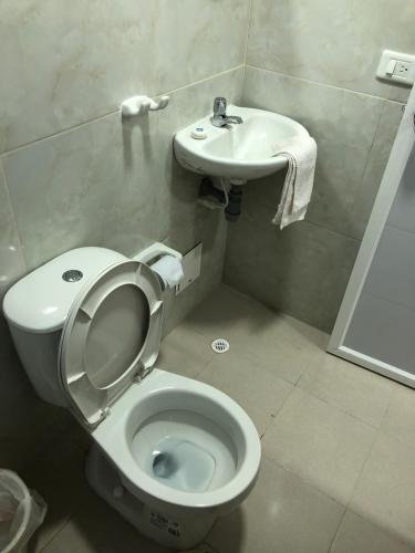 a bathroom with a toilet and a sink at Tropical Dreams in San Andrés