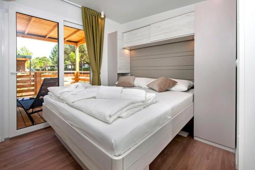 Ένα ή περισσότερα κρεβάτια σε δωμάτιο στο Eurocamp Mobile Homes at Campsite Lanterna