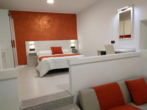 um quarto com uma cama com almofadas vermelhas em Emperatriz I em Salamanca